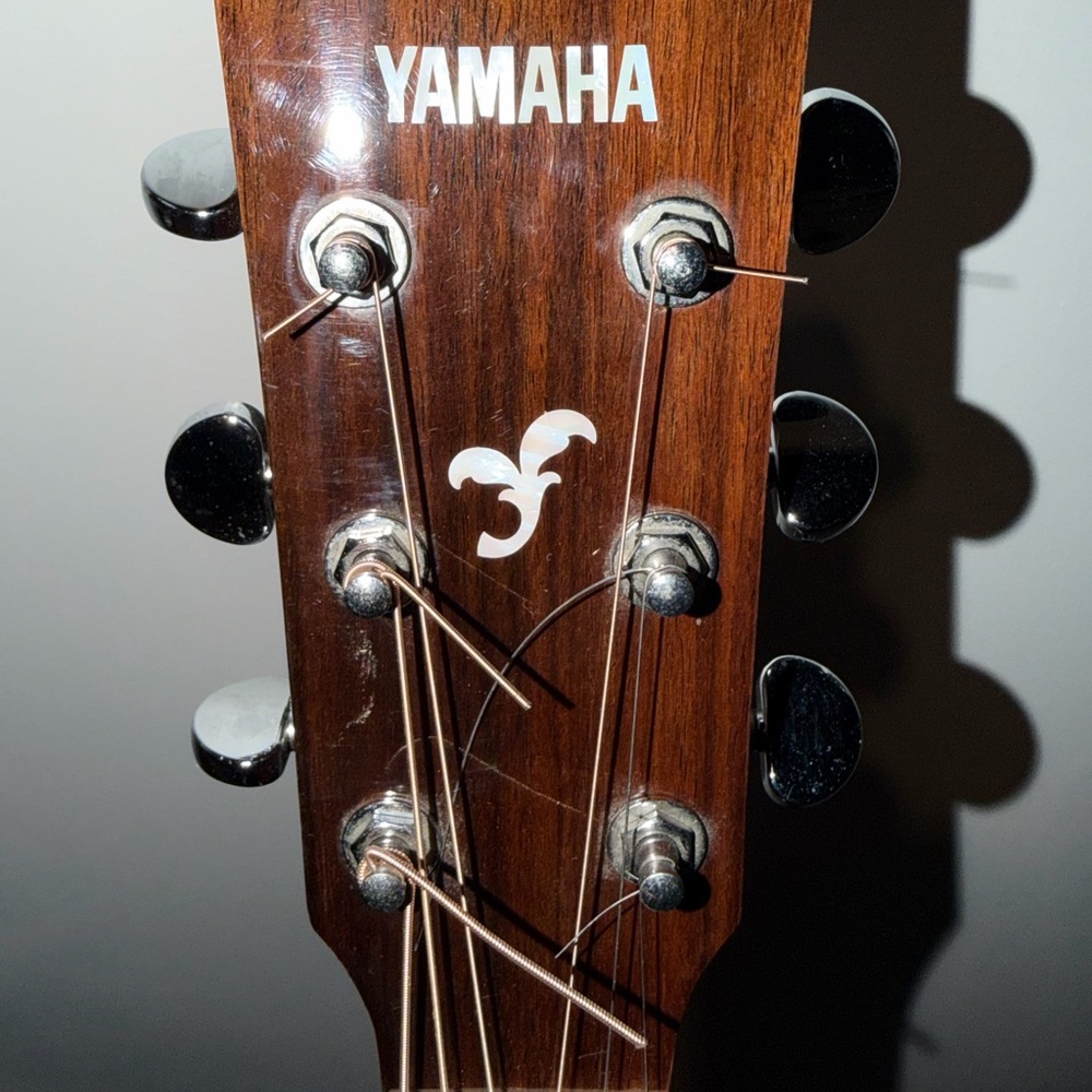 Yamaha FS700S Acoustic Guitar with Spruce Top - Picture 9 of 12
